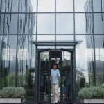 Почему нужно идти в подъезд ещё строящегося дома, а не только смотреть шоурум